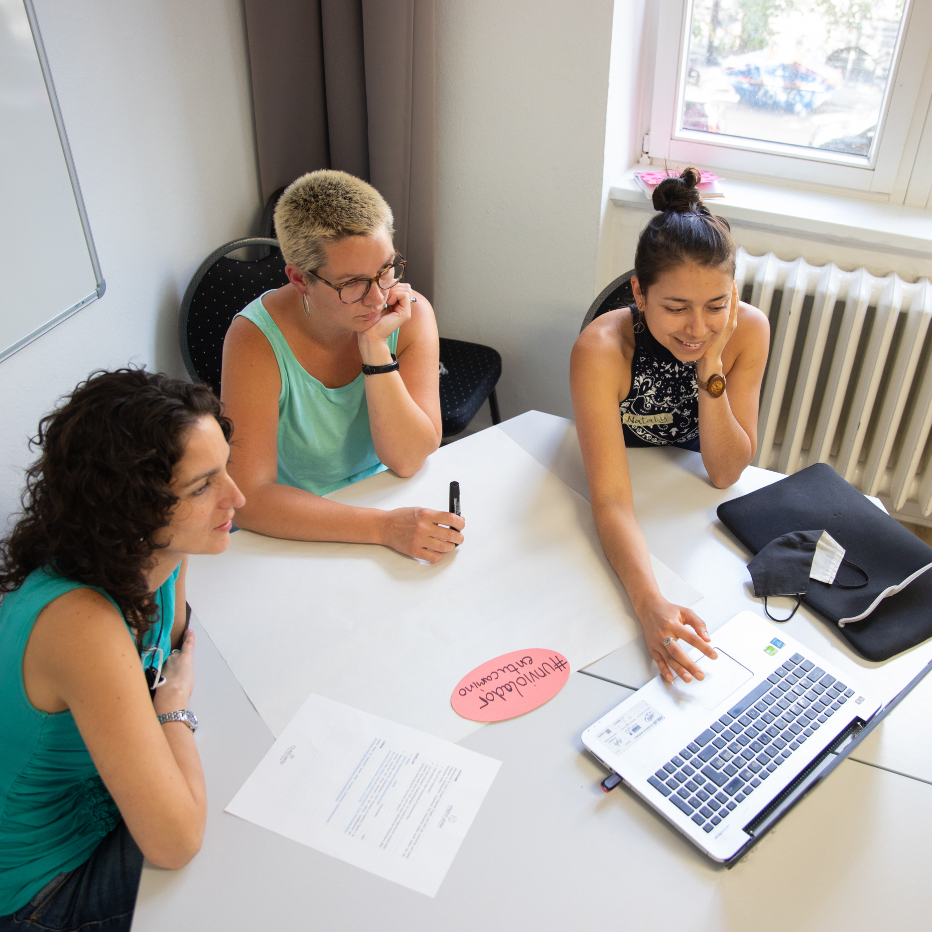 Drei Frauen arbeiten mit Flipchart und Laptop zu der Performance "Un violador en tu camino"