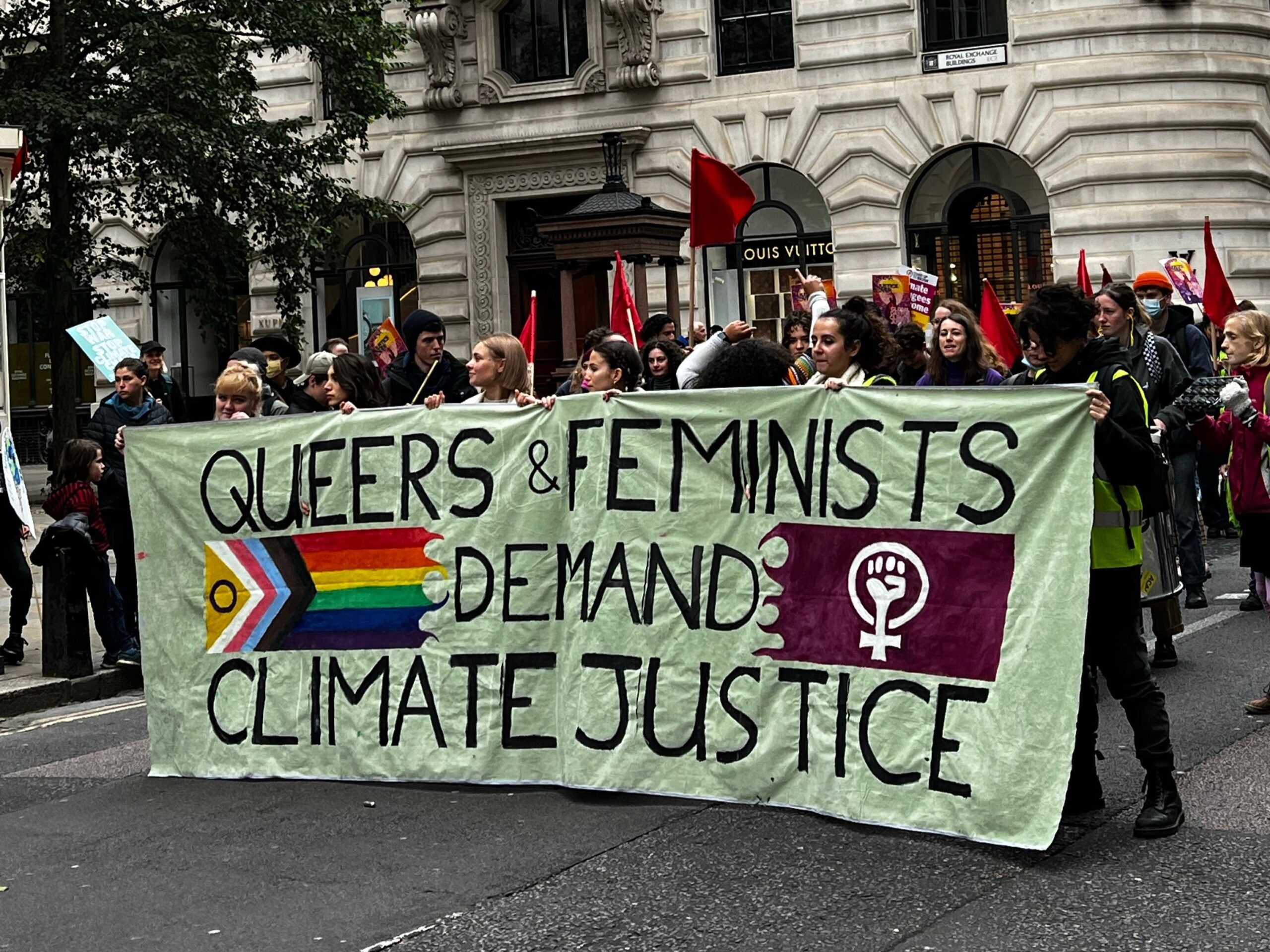 Protestierende halten ein Banner